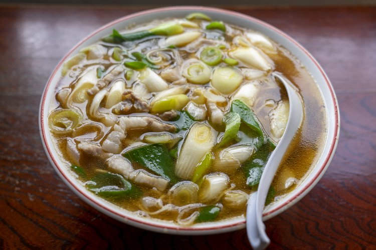 名物の珍達そば750円。ネギと豚肉がどっさりとのせられボリューム満点！