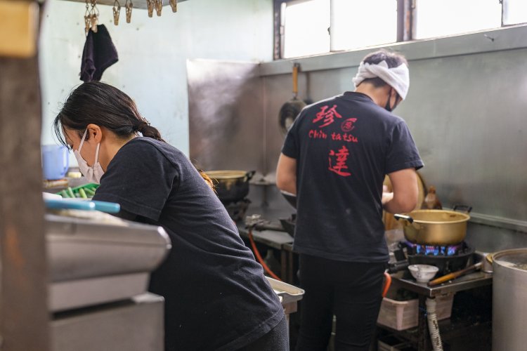 厨房と店内では、店主と奥様が常にフル回転。観光客のみならず、地元民の常連客も多い。