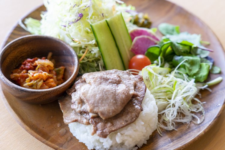 人気の牛タンランチ1100円。地元産を中心とした野菜がどっさりつくのが魅力。