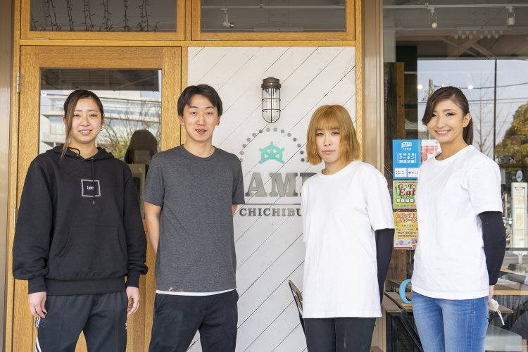 鬼島さんとスタッフの皆さん。お昼は近隣のビジネスマン＆親子連れのお母さんたち、休日夜は家族連れで賑わう。