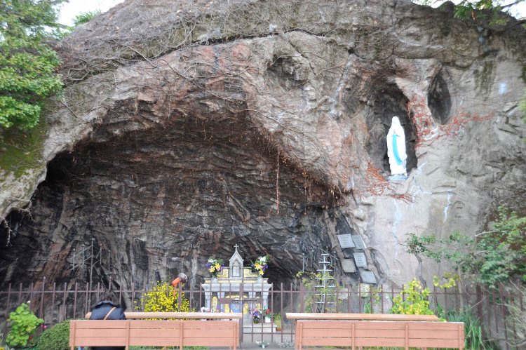 聖母マリアと少女との出会いを表現したルルドの洞窟。