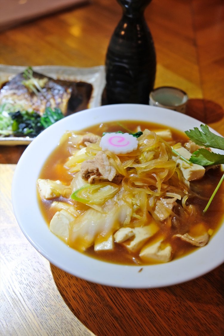 定番の肉豆腐700円は、ちょっと甘めの癖になる味。単品も定食もあり。