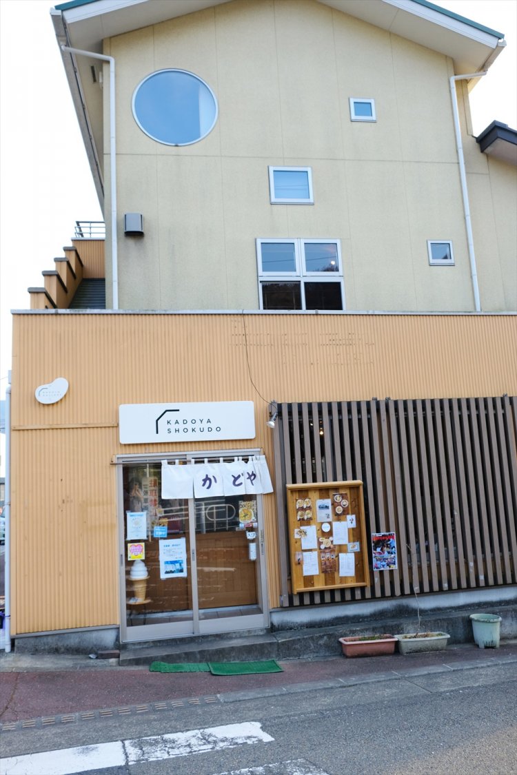 お店は駅前の角地に立ち、入り口は2カ所。