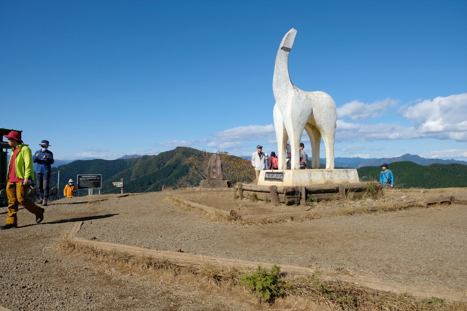 陣馬山から小仏城山 展望スポットをつなぐ縦走路をゆく 裏高尾極上ルート案内 さんたつ By 散歩の達人