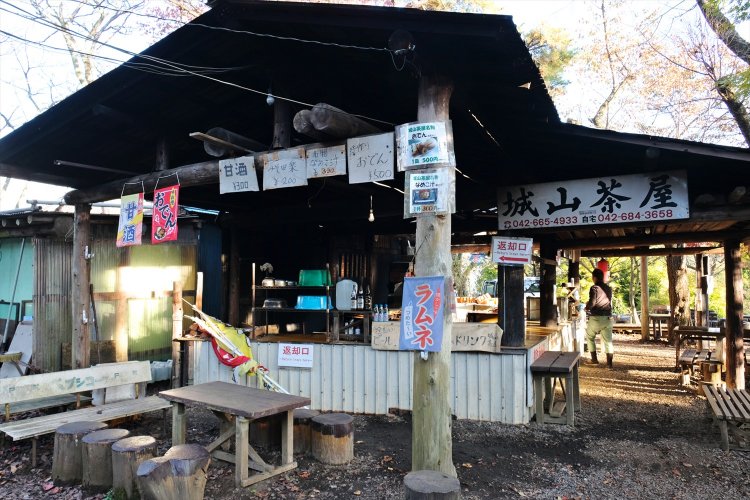 山頂にある「城山茶屋」。おでんやきのこ汁が名物。
