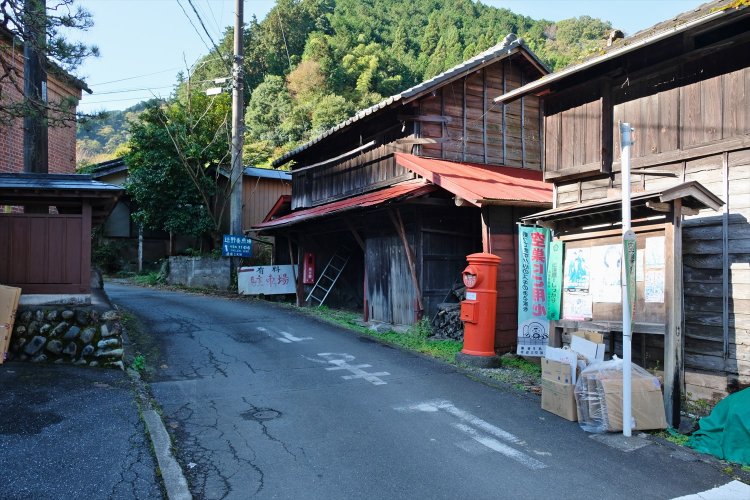 バスの終点「陣馬高原下」は、風情のある街道沿いの集落にある。ここから和田峠へ。