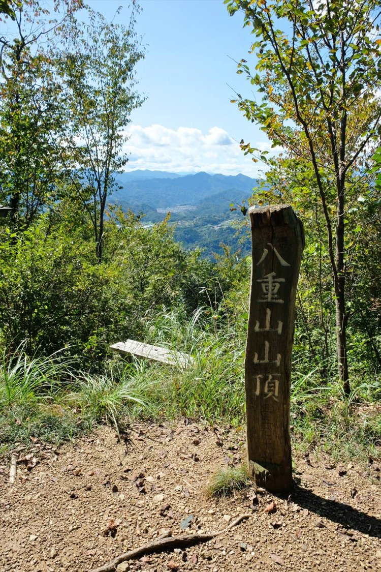 八重山山頂。そばに東屋があり、展望も申し分ないので、休憩にいい。