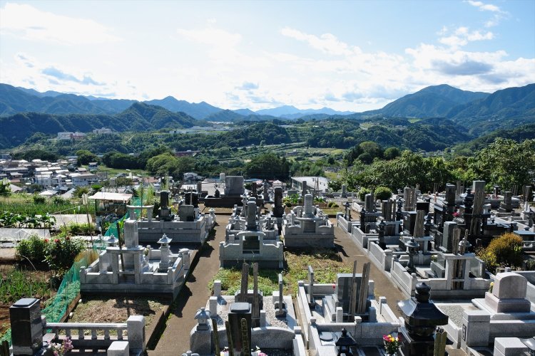 根本山登山口から少し行くと墓地。ここからの展望もいい。地元ハイカーの情報で行ってみた。