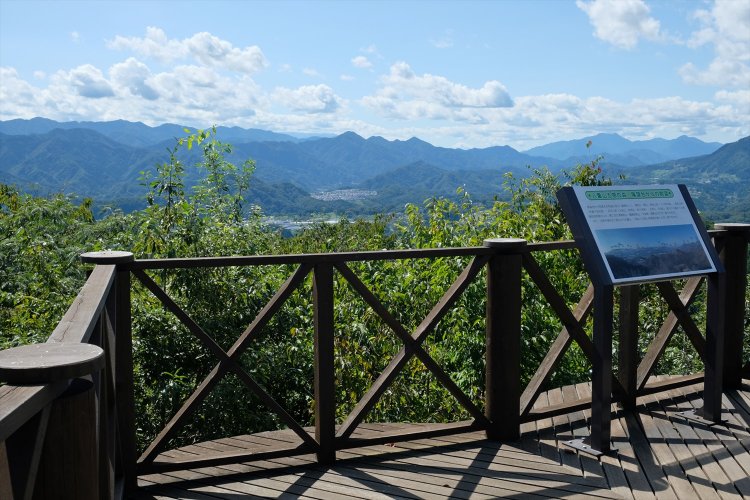 八重山の展望台からの眺め。御坂山塊、丹沢、道志の山々の展望が抜群。