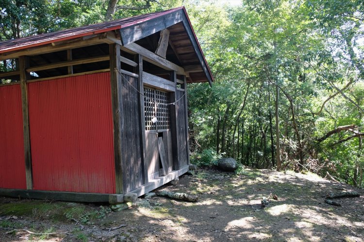 標高468ｍの虎丸山の山頂。展望はまったくなし。左は虎丸神社。