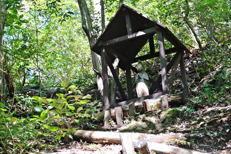 虎丸山の先、「山風呂」バス停からの道と合流する。まもなく屋根付きの馬頭観音あり。