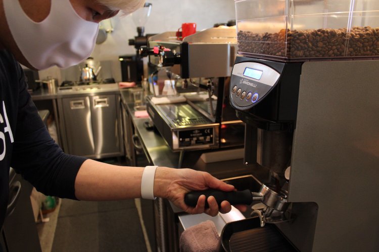 エスプレッソにもハンドドリップ用と同じ焼き方をした浅煎りの豆を使用。