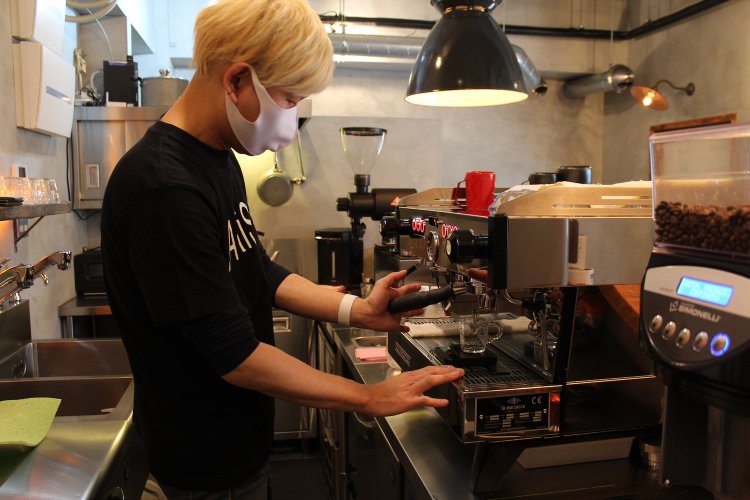 エスプレッソマシンで、高温、高圧、短時間で抽出。