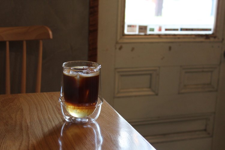 エスプレッソとトニックウォーターの層がきれいに分かれている。