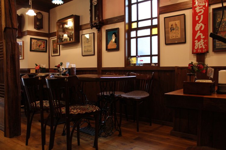 足踏みミシンを利用したテーブル。