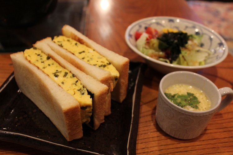 サラダとスープ、セットドリンクがついて1155円。