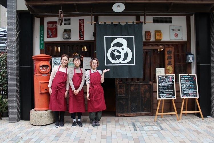 向かって左端が店長の坂口晴美さん。