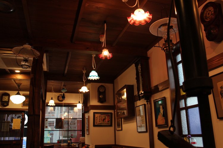 店内には時計やランプ、浮世絵などの骨董でいっぱい！