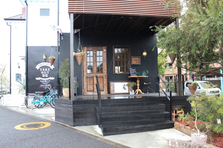 一軒家を改装したカフェ。