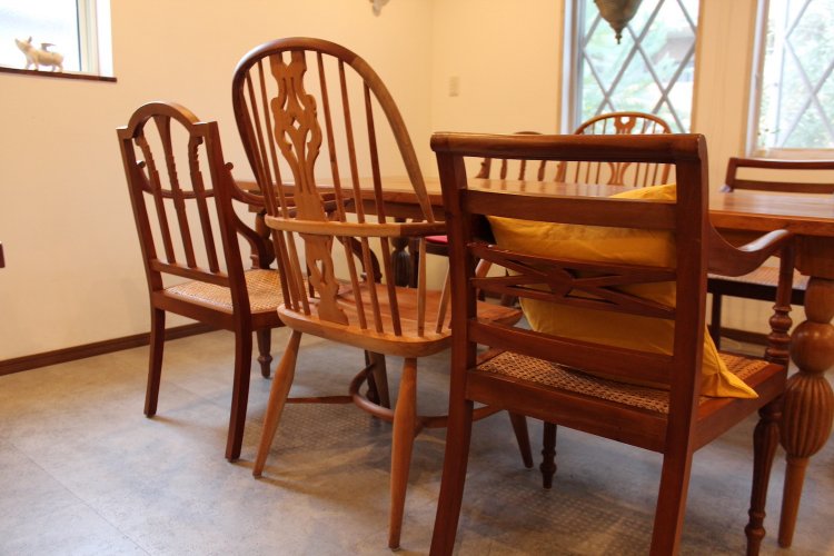 インドネシアの職人が製作した椅子。細かい彫りが見事。