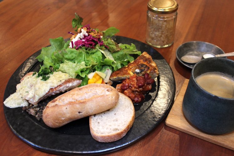 季節のPLATE1100円、赤魚のワイン蒸しレンズ豆添え。