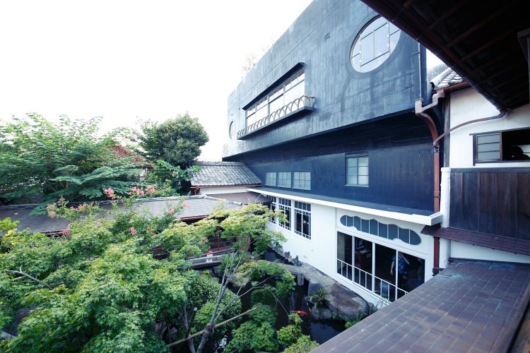 「素心の間」からの眺め。ツートンカラーのコンクリート建築は建物自体が作品のよう。