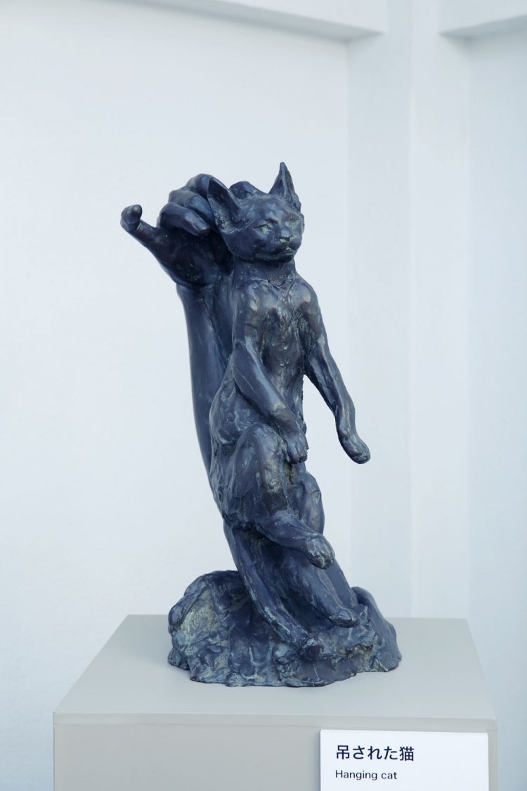 愛猫家としても知られる朝倉。「吊された猫」の緩んだ顔に和む。