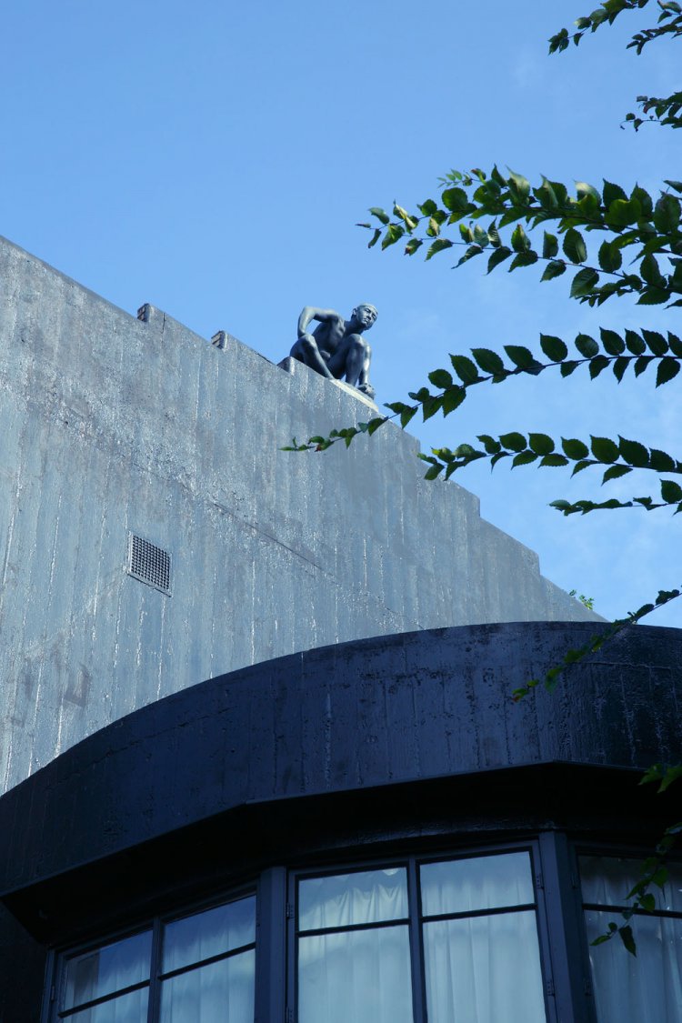 屋上にも「砲丸」などの作品が。