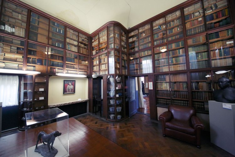 蔵書が並ぶ書斎。