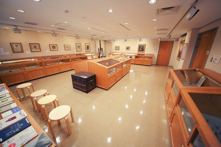 2階展示室には、中村の作品や遺品を展示。内容は不定期に入れ替わる。