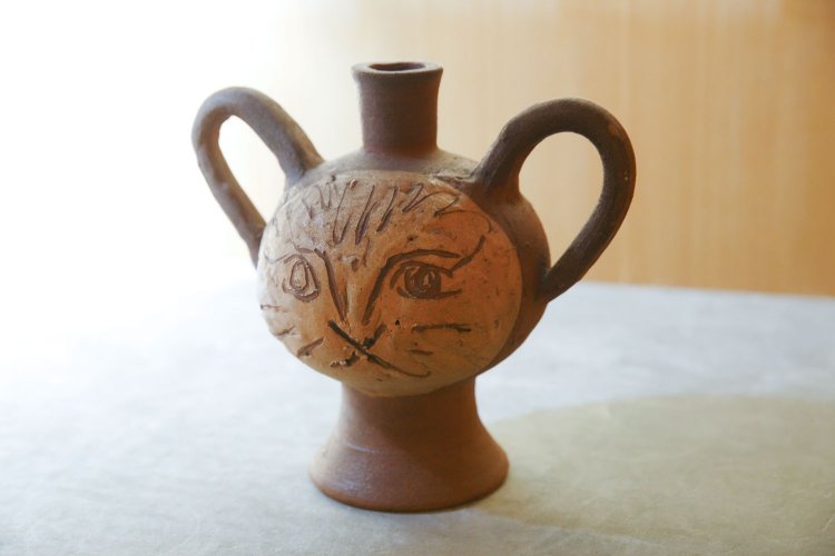 「出雲取手付猫面壷」。猫をモチーフにした作品も多い。