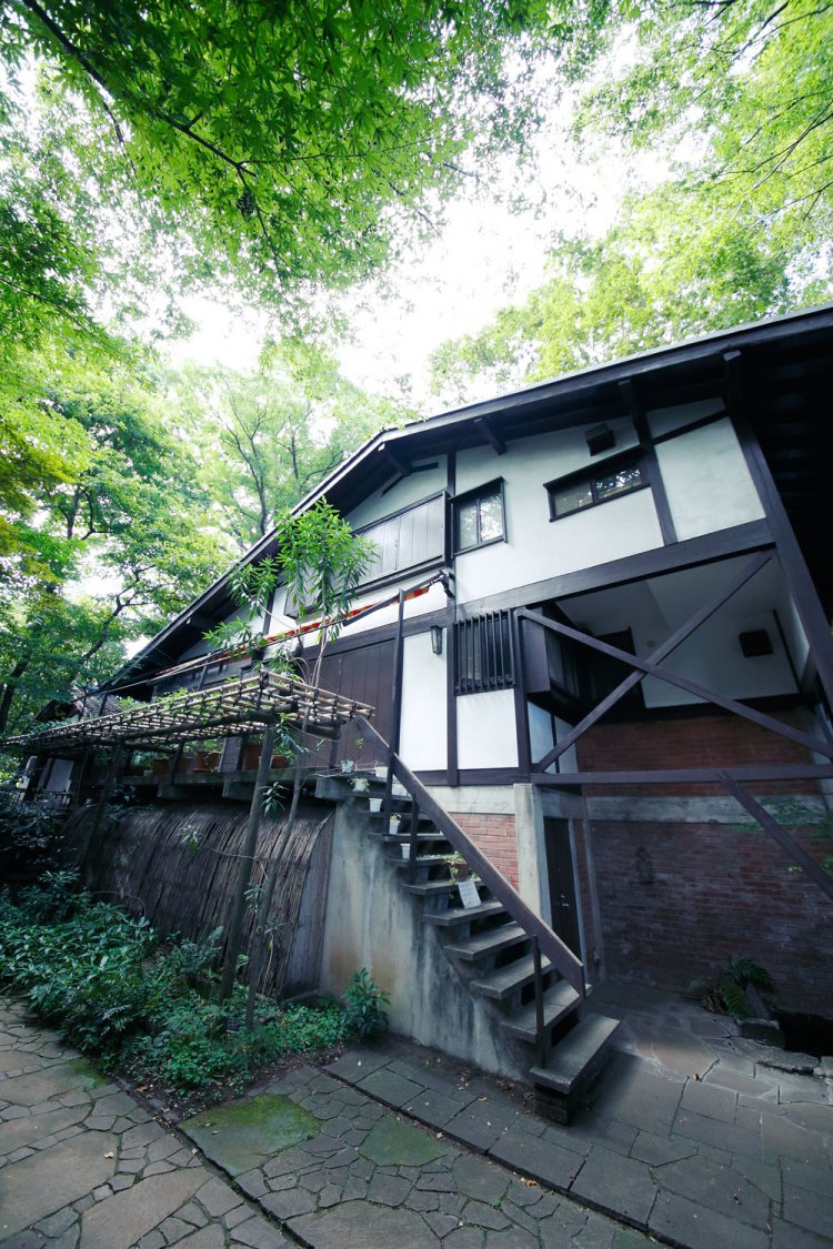 美術館附属喫茶棟「musashinoはけの森カフェ」は、かつて夫妻が暮らしていた場所。