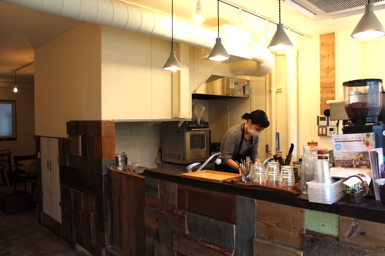 店主の藤原さん。