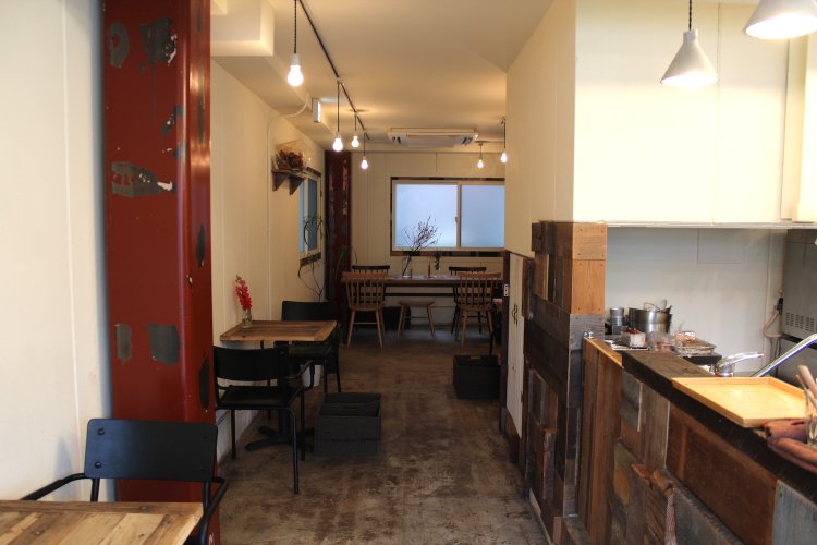 ベビーカーも通れる席幅。