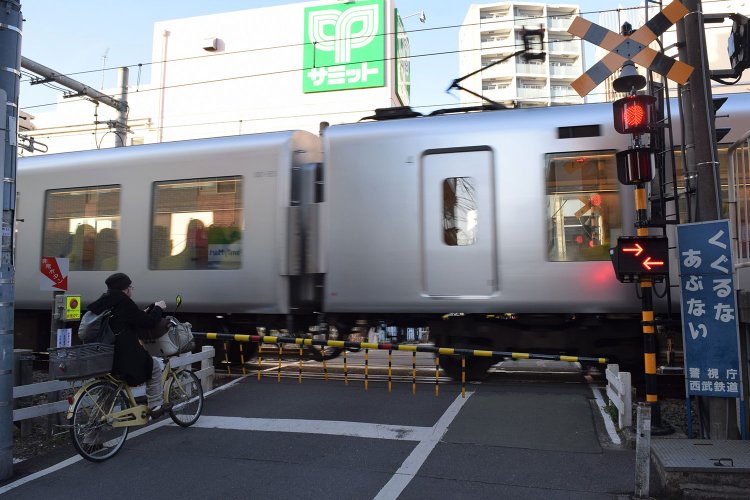 この踏み切りで電車が過ぎるのを待つ時間すらも懐かしい。