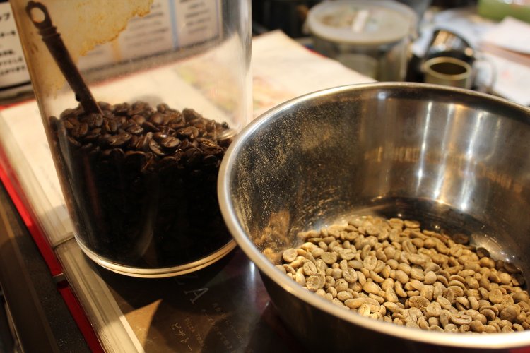 右側手前が焙煎前、左側奥が焙煎後のコーヒー豆。