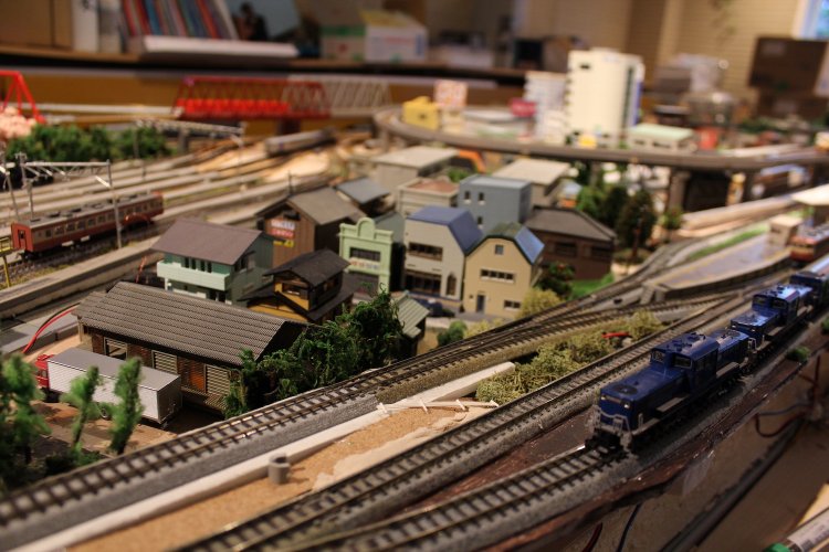 自分のNゲージ車両を持ち込んで走らせる人も。