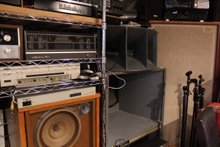 スピーカー類。それぞれ得意な音楽のジャンルが異なる。