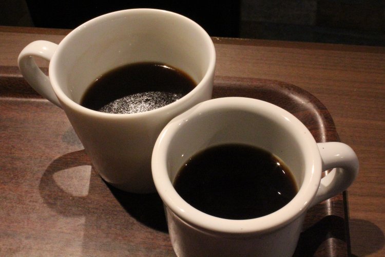 右がハンドドリップ（500円）、左がフレンチプレス。左はコーヒーオイルが表面に浮いているのがわかる。