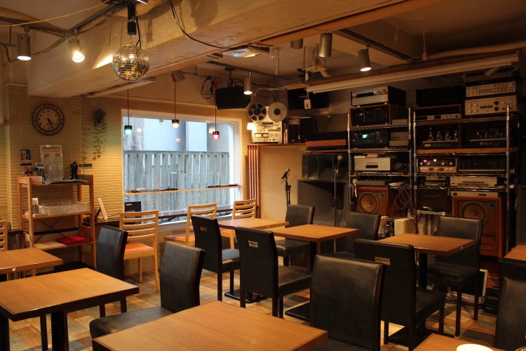 奥の壁一面を占める圧巻のオーディオ機器。