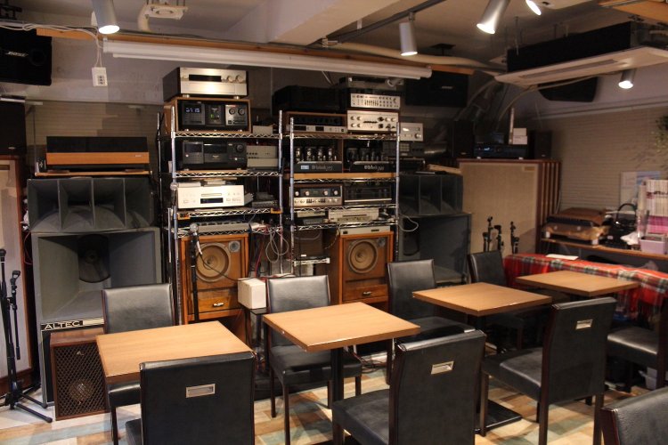 壁一面がオーディオ機器で埋め尽くされており、そのほとんどすべてが現役。