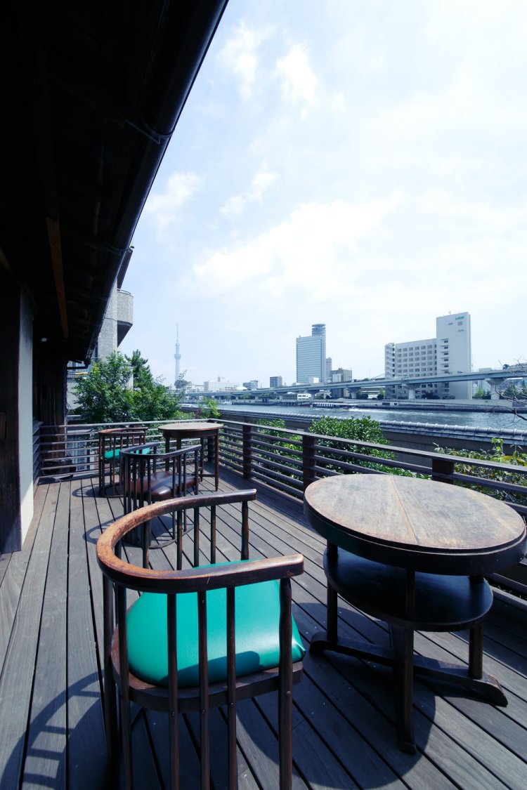 カフェのテラス席から、隅田川と東京スカイツリ ーが見える。