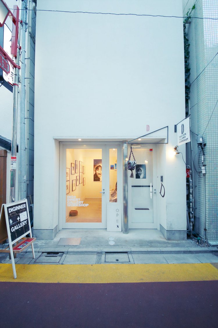 ひと際目を引く白い建物。