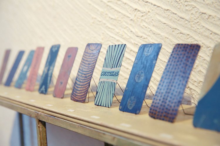 クートラスのカード画「カルト」。つい手に取りたくなるミニサイズ。