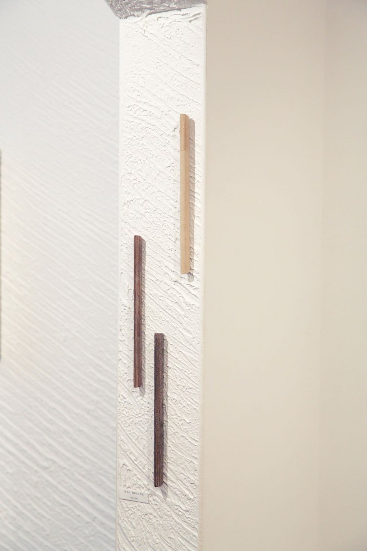 林友子さんの棒オブジェ。木と土を素材に独自の手法で制作 。