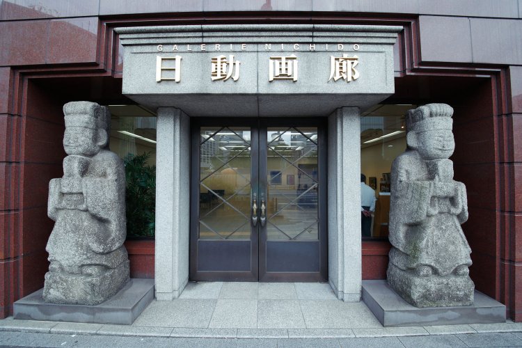 外堀通りに面した正面入り口に鎮座する大きな石像が目印。