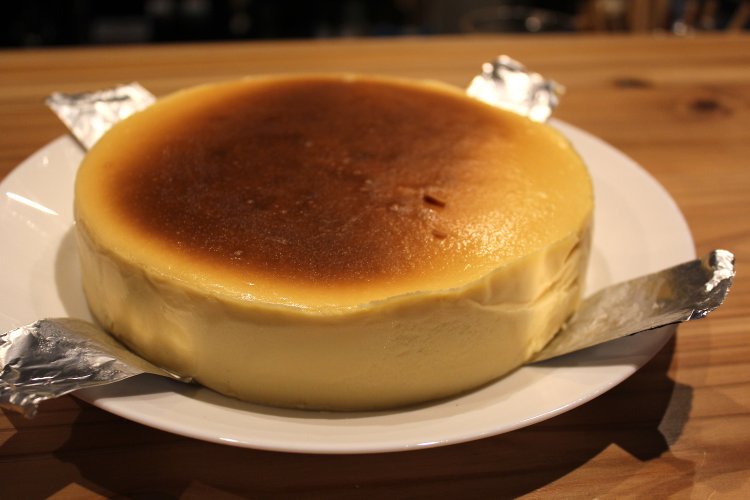 NYチーズケーキ１ピース495円（写真はホール）。