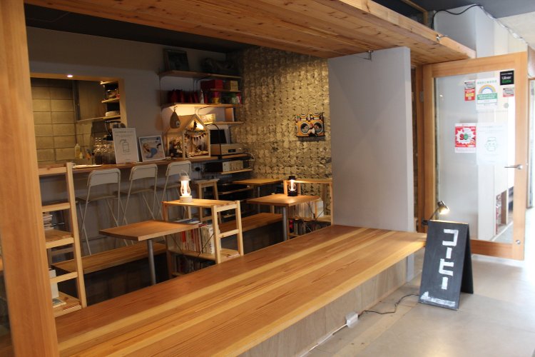 窓を全開にすると縁側のような空間に。