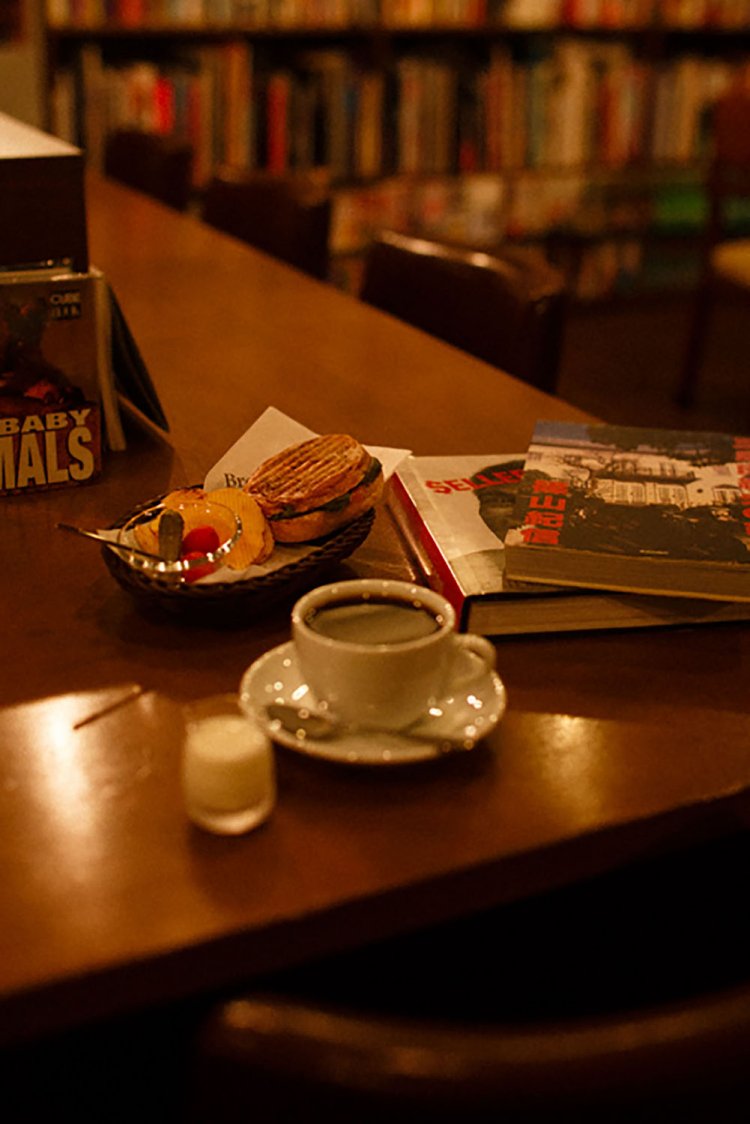 コーヒー 520円、ホットサンド550円。