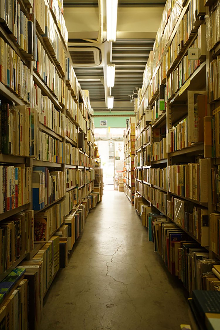 店内は図書館のような雰囲気。ぐるりと回ってみるもよし、見取り図を見て目的の棚へ直行するもよし。